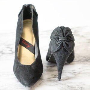 Vintage 1980s Tavoy’ Black Suede Heels - Pointed Toe Pumps with Back Bow, Size 8